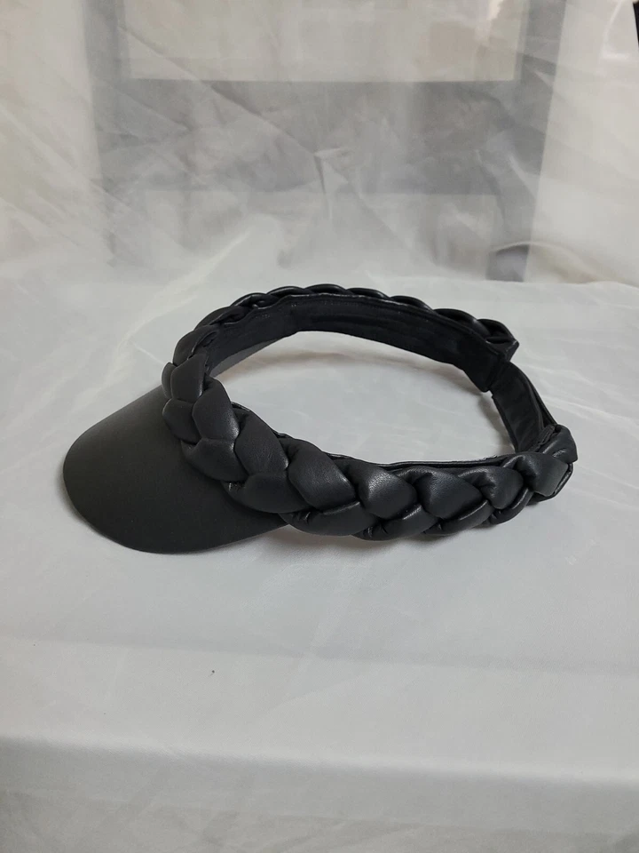 Gorra para mujer MADDEN NYC visera trenzada color negro imitación cuero ajustable. Foto 4 de 4