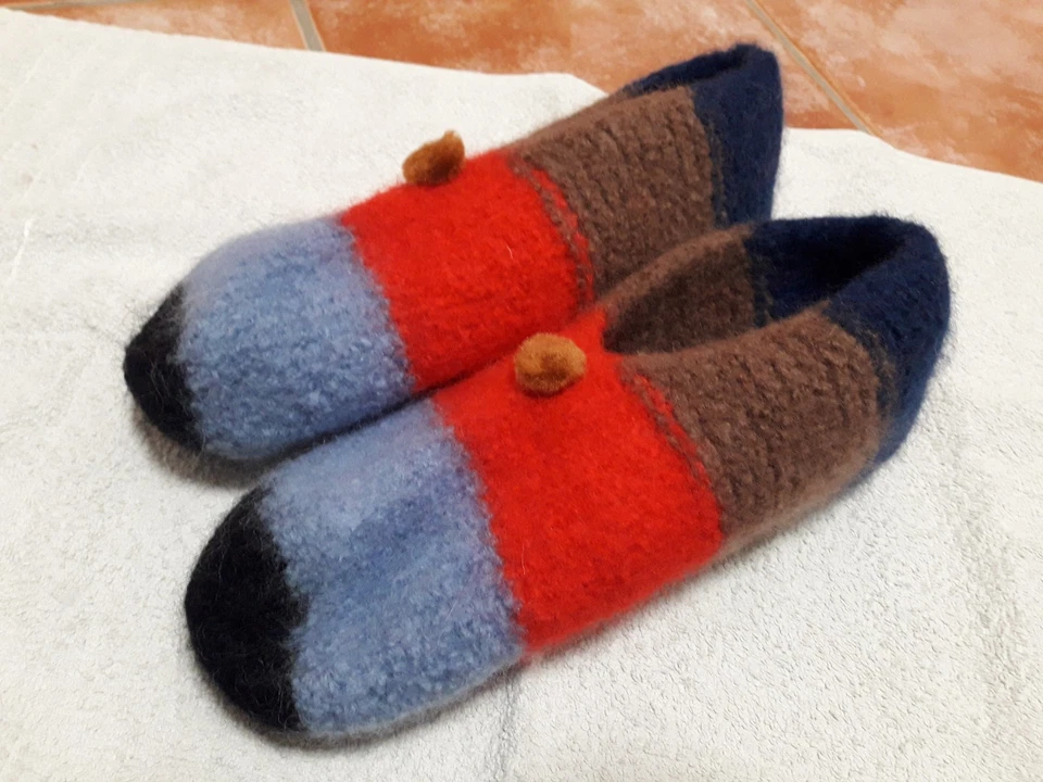 Selbstgestrickte Filzschuhe - Hausschuhe - Handarbeit - Gr. 44/45 - Neu - Bild 2 von 4
