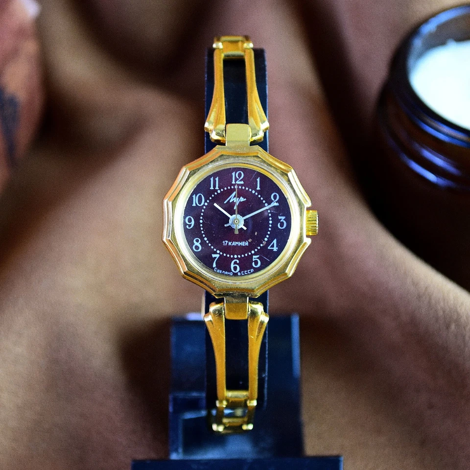 Vintage Luch Ladies Wrist Watch Soviet Women's Watch 17 Jewels Red Dial Serviced - Image 3 of 4