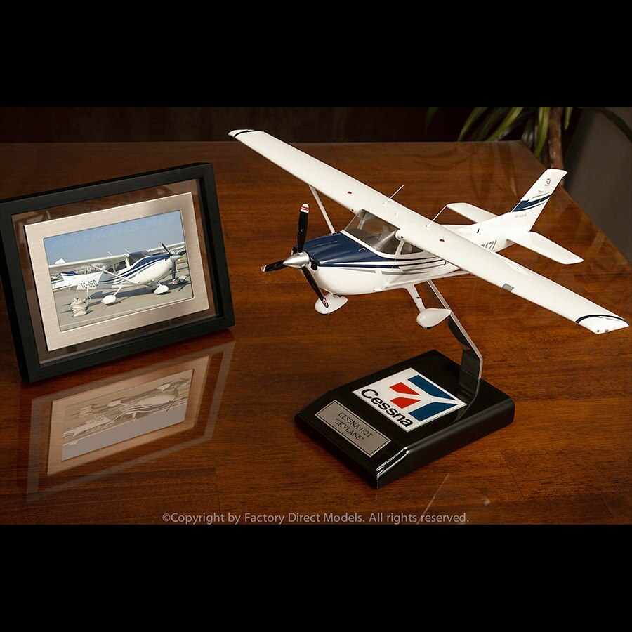 Cessna 172 Skyhawk 木製モデル 飛行機模型 Cessna 172 Skyhawk Airplane Custom Mahogany Desktop Replica