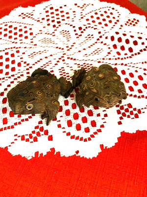 Adorable Set of 2  Small Hand Carve Frogs/Toads. 3'' each