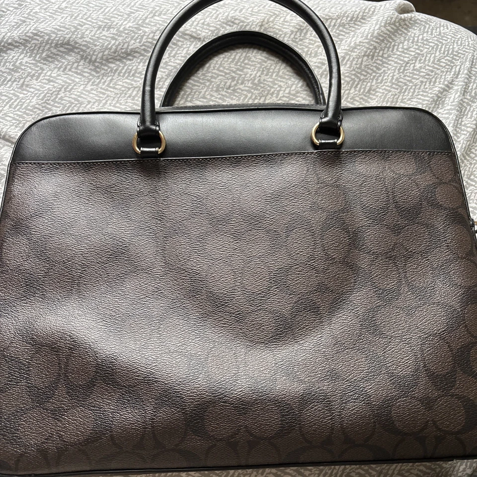 Bolso para portátil Coach de cuero con monograma marrón y negro Foto 4 de 4