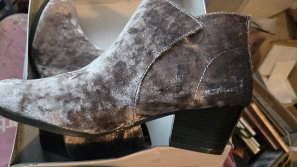 Botines Qupid terciopelo triturado color gris 8,5 Foto 2 de 3