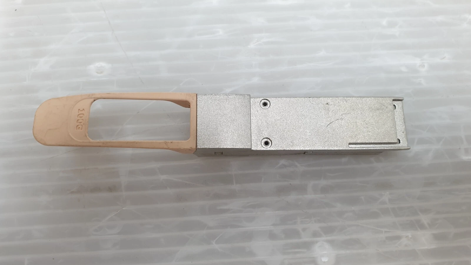 Underside of the Intel SPTMBP1PMCDF module with 100G molded on the pull tab