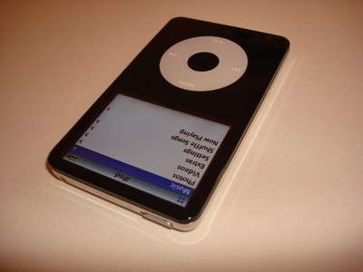 APPLE iPOD CLASSIC 5.5 GEN. CUStOM BLACK 30GBNEW HARD