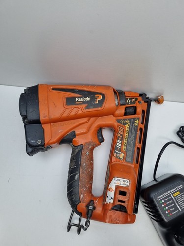 Paslode Angled Bradder Li-ion Nail Gun Kit - Just Serviced - Picture 4 of 10