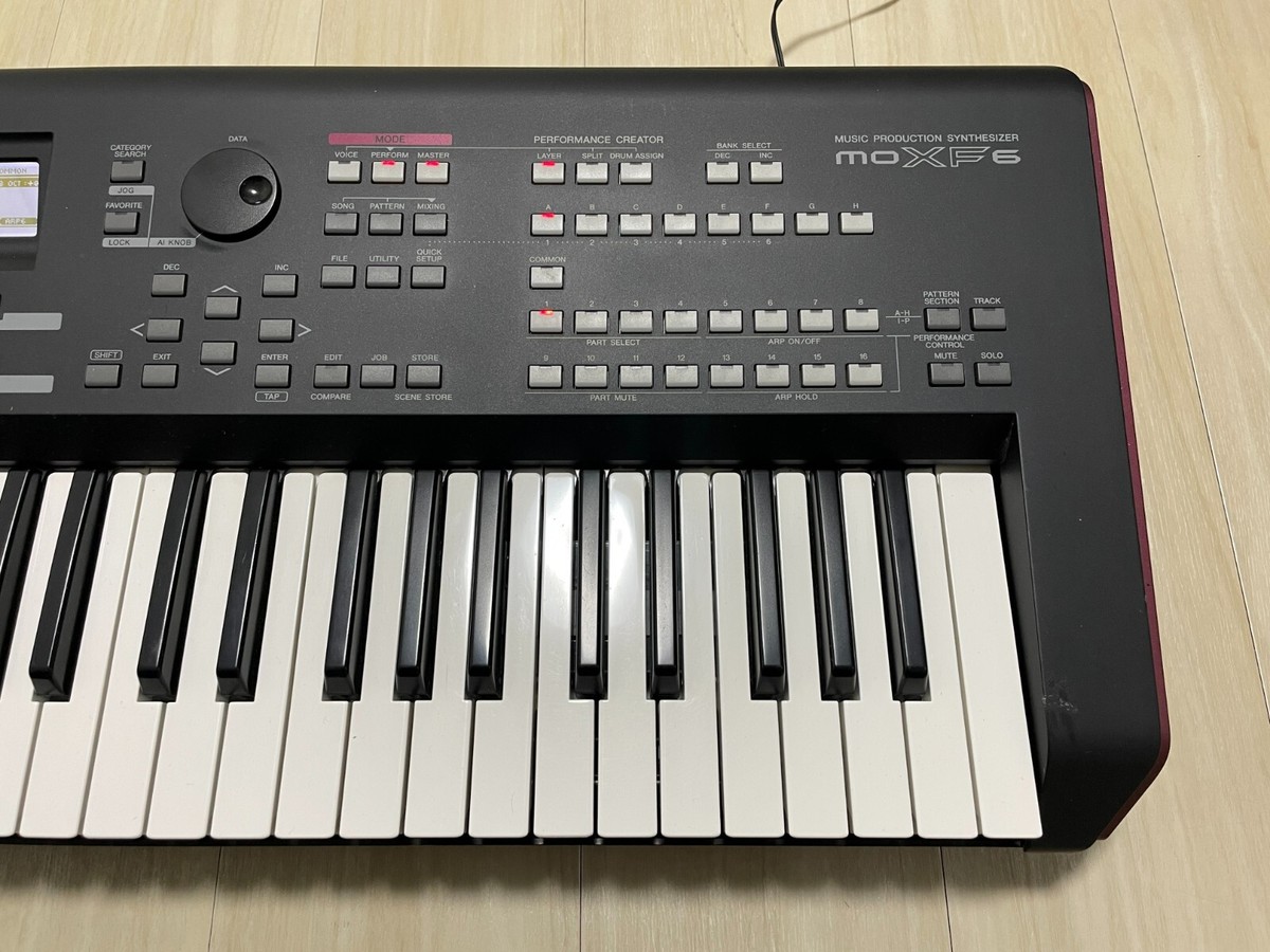 Yamaha MOXF6 61-Key Keyboard Synthesizer with Soft Case and Yamaha MOXF6 61-Key Keyboard Synthesizer with Soft Case and