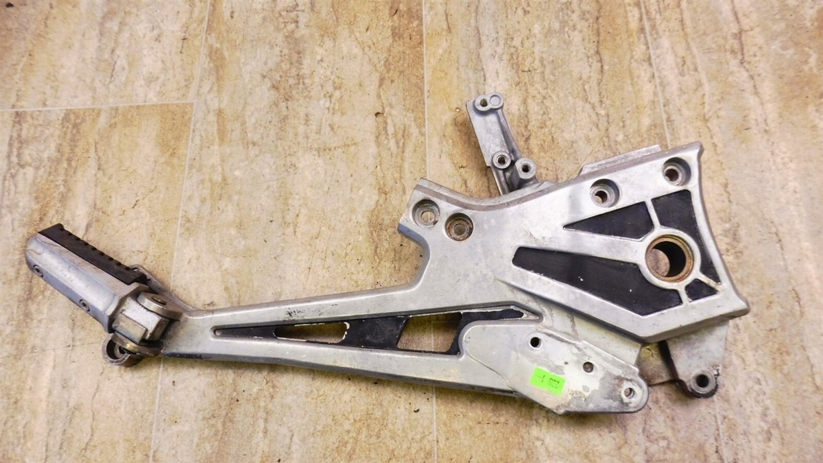 anページ 1985 Kawasaki ZX900 Ninja K238-1) right rear foot peg mount