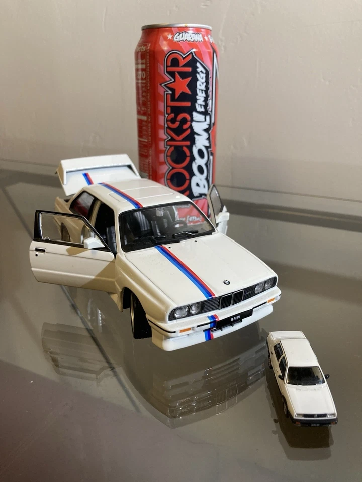 Coche de juguete de metal fundido a presión y plástico para exhibición, de BMW y Volkswagen (micro). Foto 3 de 4