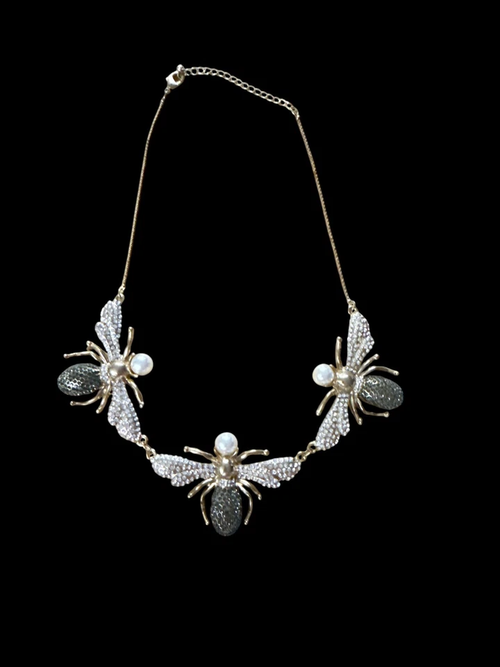 Bonito Collar Olivia Palermo x BaubleBar Art Deco Abejorro Distintivo Foto 2 de 3