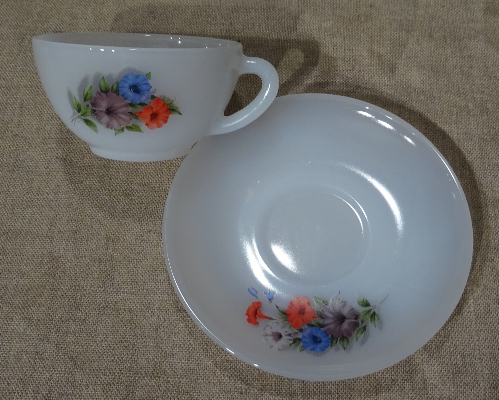 Tasse à Thé Arcopal France – Motif Fleurs Et Chocolat – Avec Soucoupe
