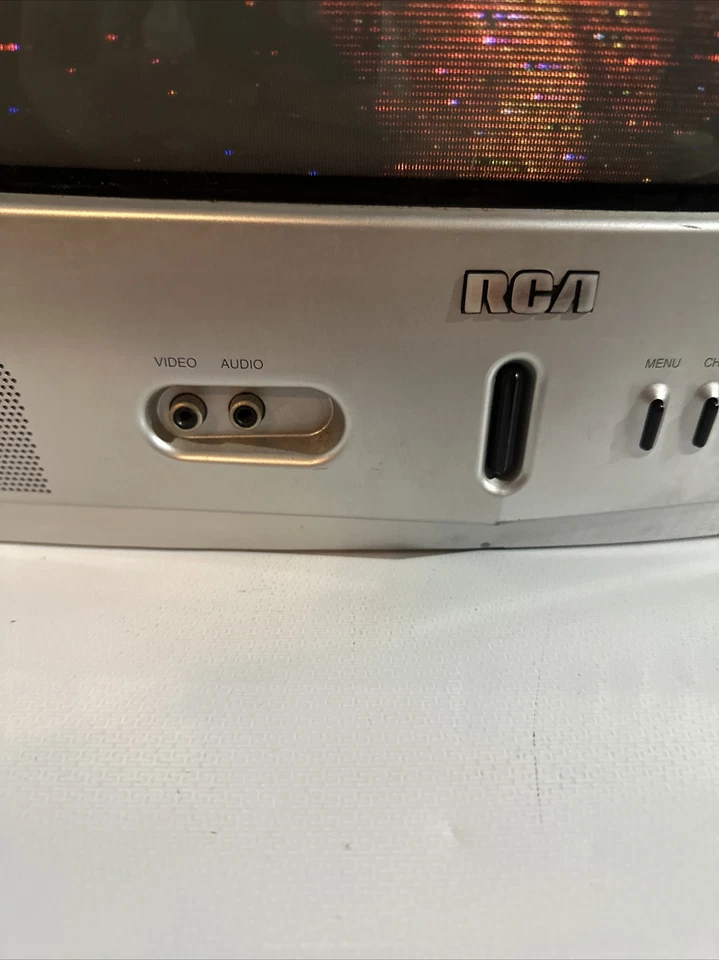 "TV retro para juegos RCA Guide plus dorado de 19"" CRT con puertos Av frontales modelo F19246" Foto 4 de 4