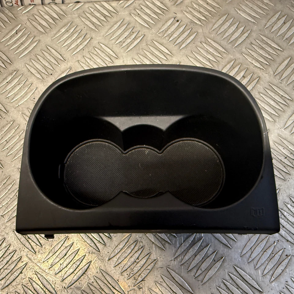 BANDEJA PORTAVASOS CONSOLA CENTRAL DELANTERA AUDI A1 MK1 FL 8X0862533 2015-2018 Foto 2 de 4