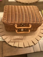 VINTAGE WOVEN WICKER RATTAN SUITCASE PICNIC BASKET w/ HANDLES & TOGGLE CLOSURE