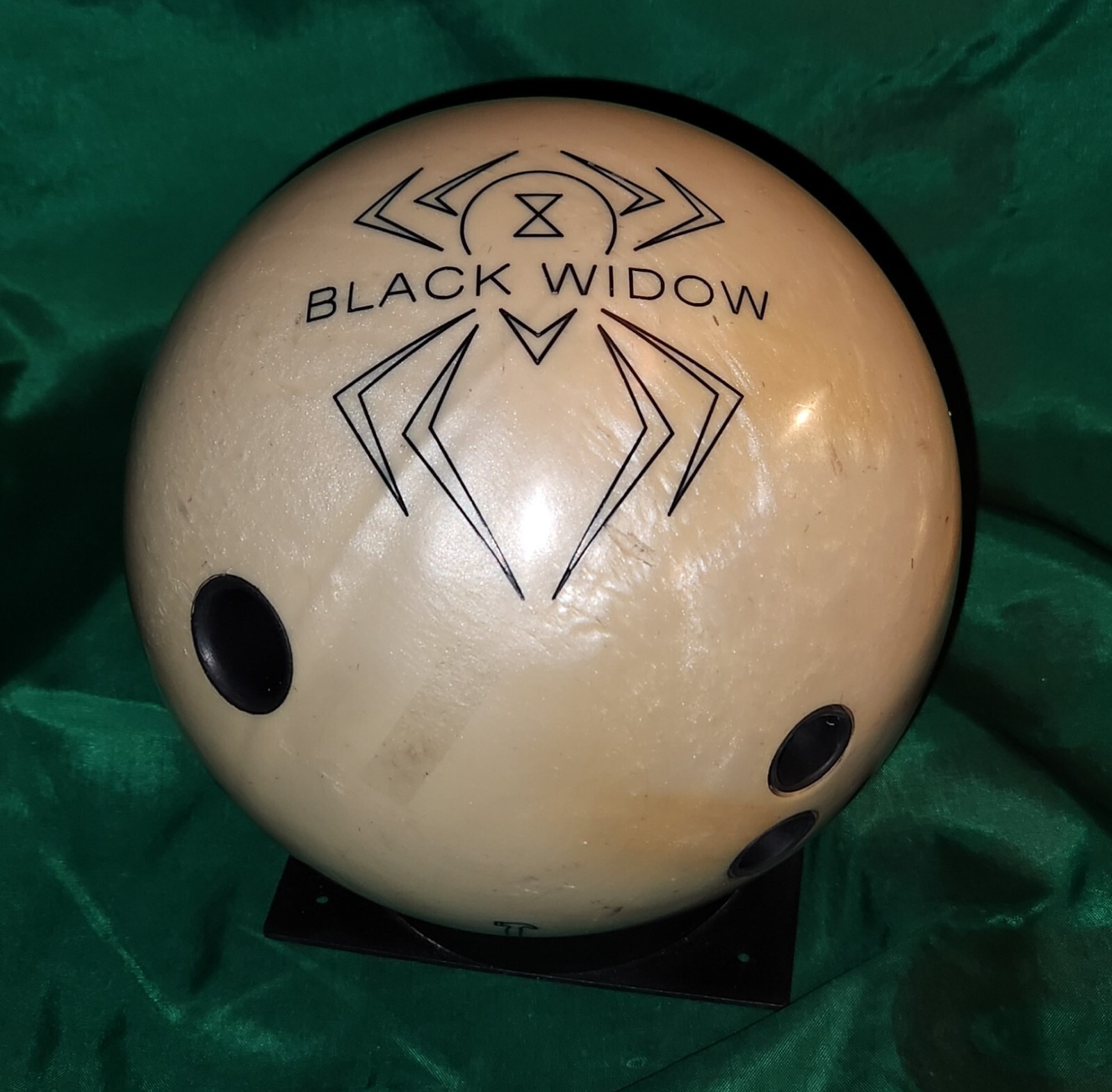 Hammer Black Widow Ghost Pearl Bowling Ball 15 lbs 1.2 oz Preowned SN