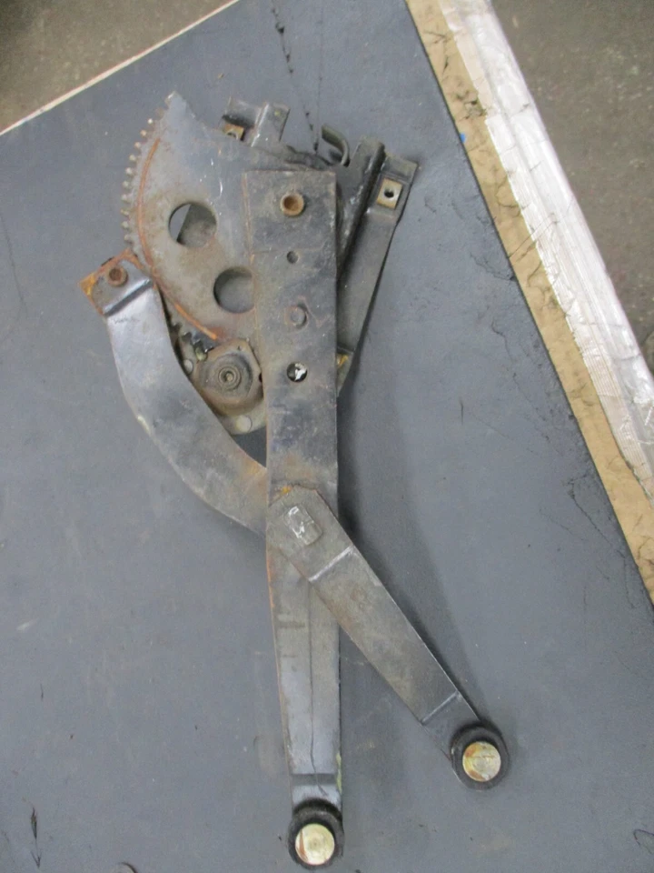 Cadillac Serie 62 1949 sedán ventana trasera derecha regulador usado Foto 2 de 4