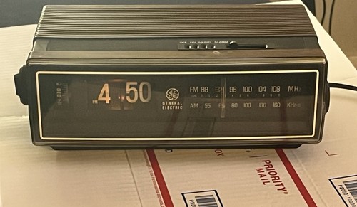Vintage 1980s General Electric Flip Clock Radio Alarm Clock 7-4305F WORKING