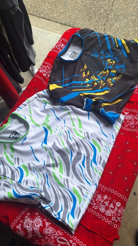  Rash Guard Juego de dos (2) calavera blanca, verde, azul y Preditor ambas talla med Foto 2 de 4