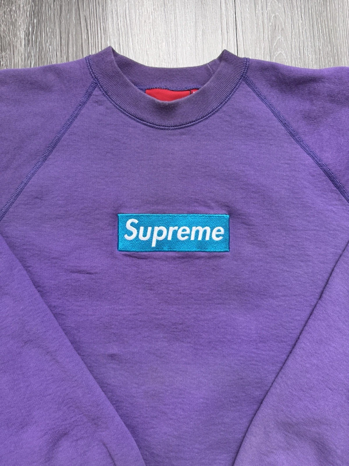 Col rond logo boîte violet sarcelle suprême 2006