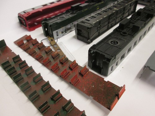 Echelle HO - en ligne important LOT de PIECES DETACHEES : voitures / wagons / TGV