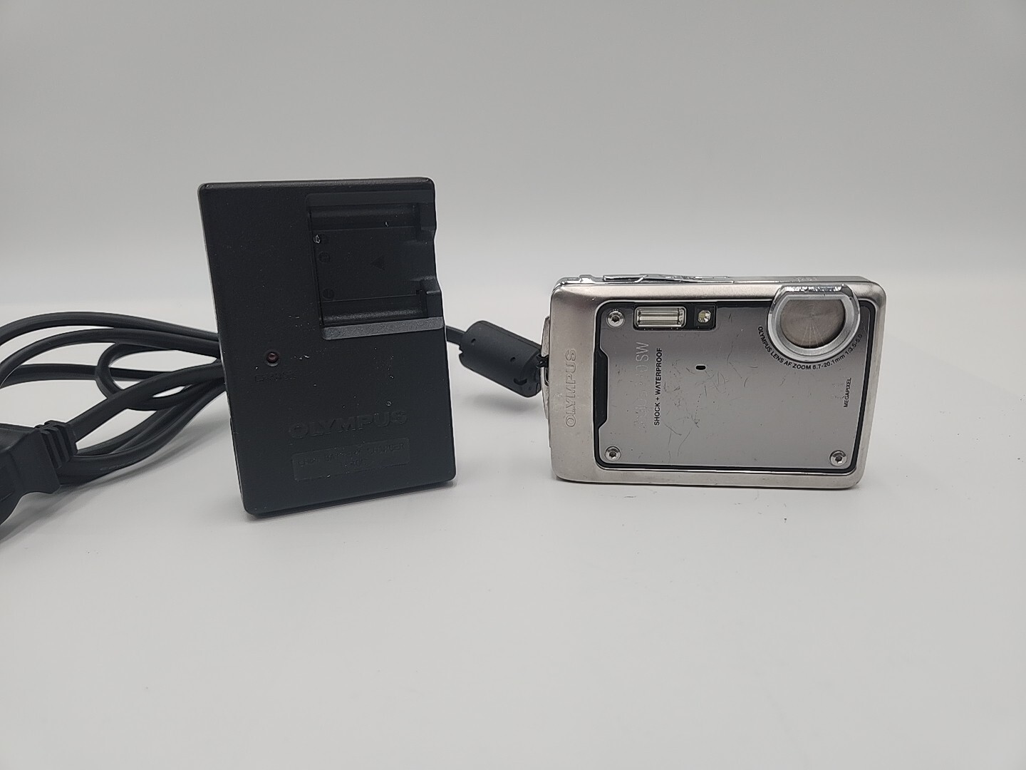 Olympus Stylus 770 SW 7.1MP Digital Camera with Charger &