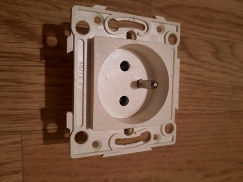 Prise italienne 2P+T 10/16A compatible Vimar Plana couleur blanc