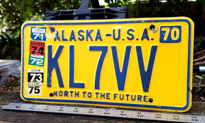 🇺🇸 - ALASKA - 1975 HAM AMATEUR RADIO license plate - nice call, nice stickers!