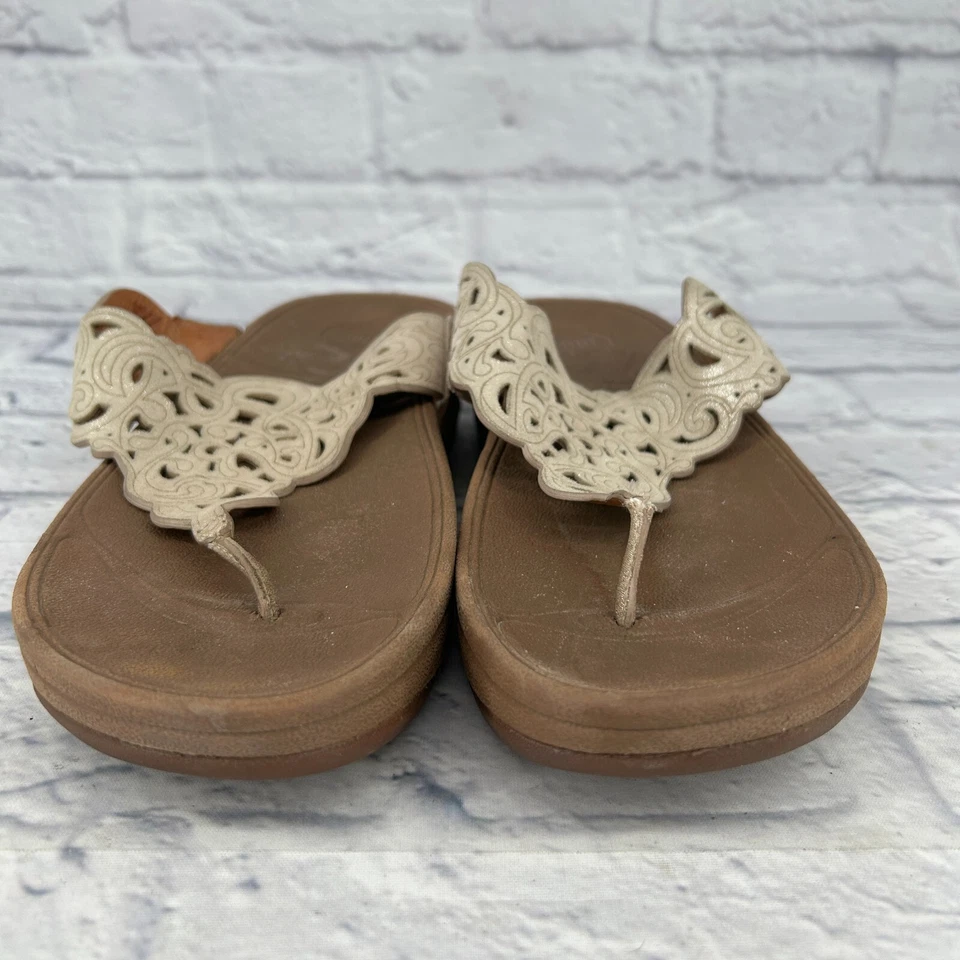 Sandalia de cuña FitFlop Bumble para mujer talla 9 cómoda para caminar cuero diseño de encaje toboganes Foto 4 de 4