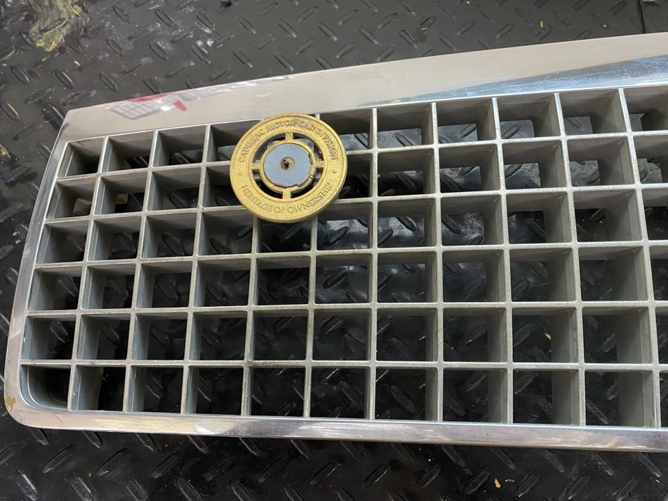 OEM 1989-1991 Cadillac Deville Fleetwood Grille Grill 25531908 - Image 2 of 4