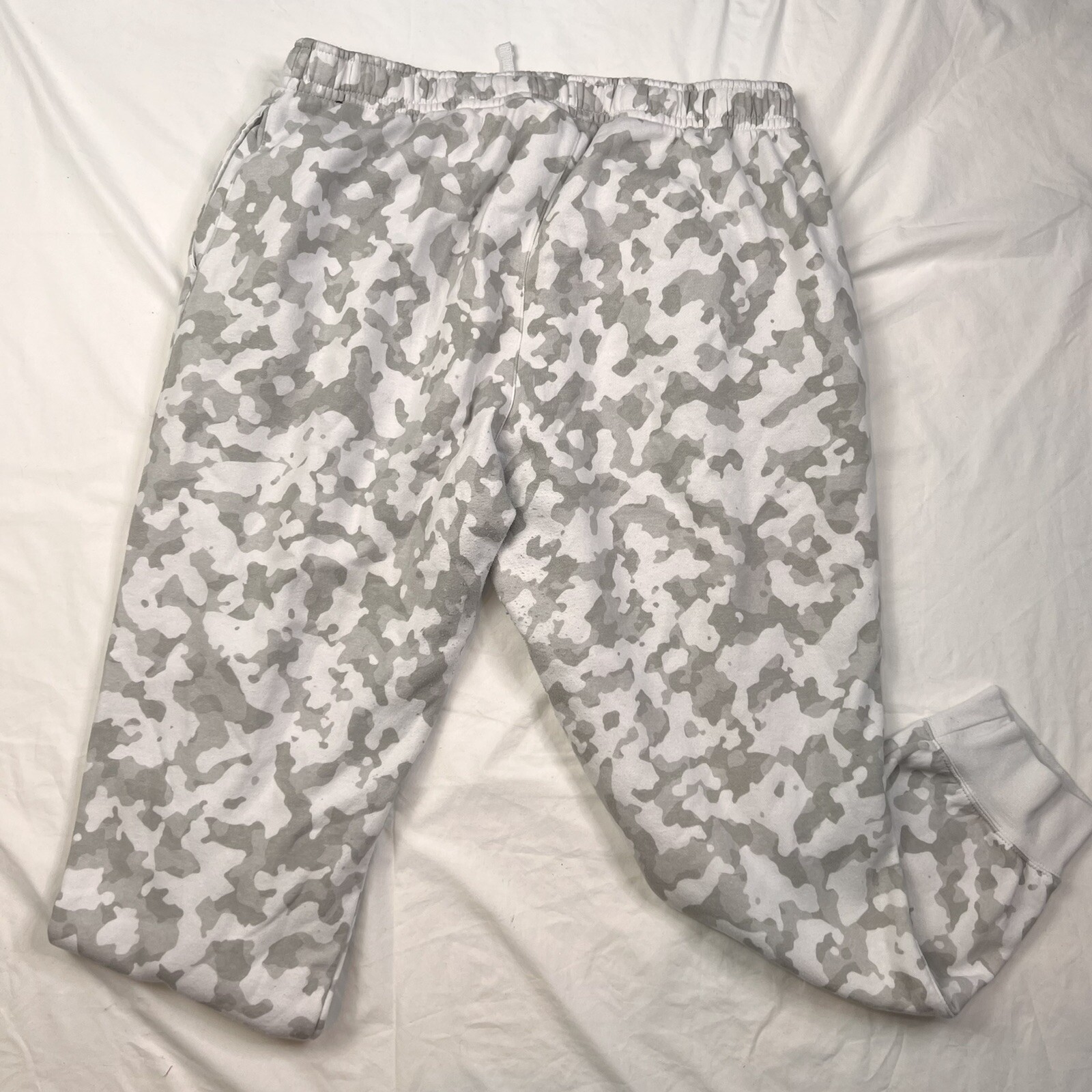 NIKE Sportswear Club Camouflage Jogger Sweatpants Wh… Gem