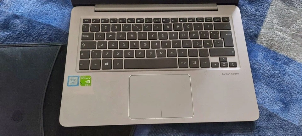 Asus Zenbook Laptop modello UX310U (8gb ram, 512gb di memoria, intel core i7) - Immagine 4 di 4