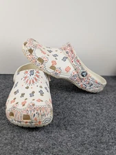 Crocs Classic Clog Shoes Women's 9 Men's 7 White Paisley Bandana Print 207349
