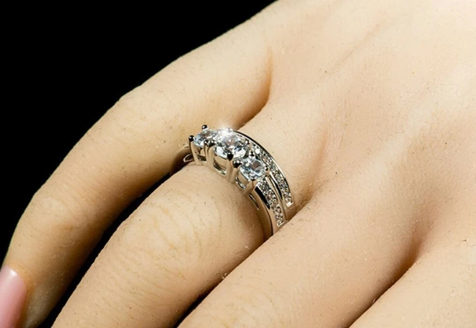 Conjunto de anillo de boda de moissanita de corte redondo de 2,80 TCW para mujer de oro blanco de 14 quilates Foto 2 de 4