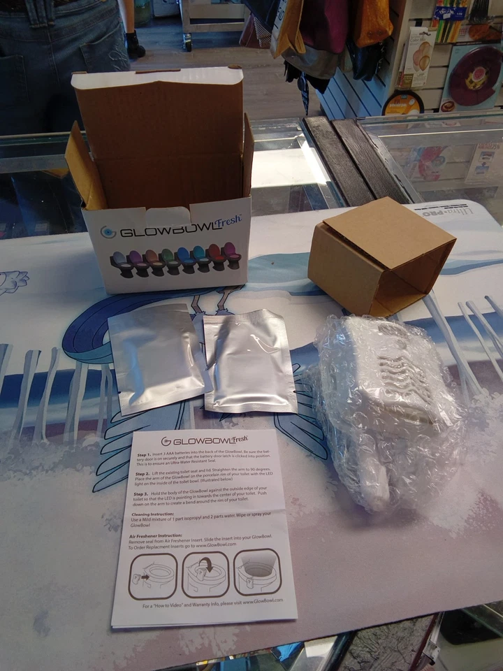 Luz nocturna de inodoro activada por movimiento fresco Glow Bowl con ambientador Foto 2 de 2