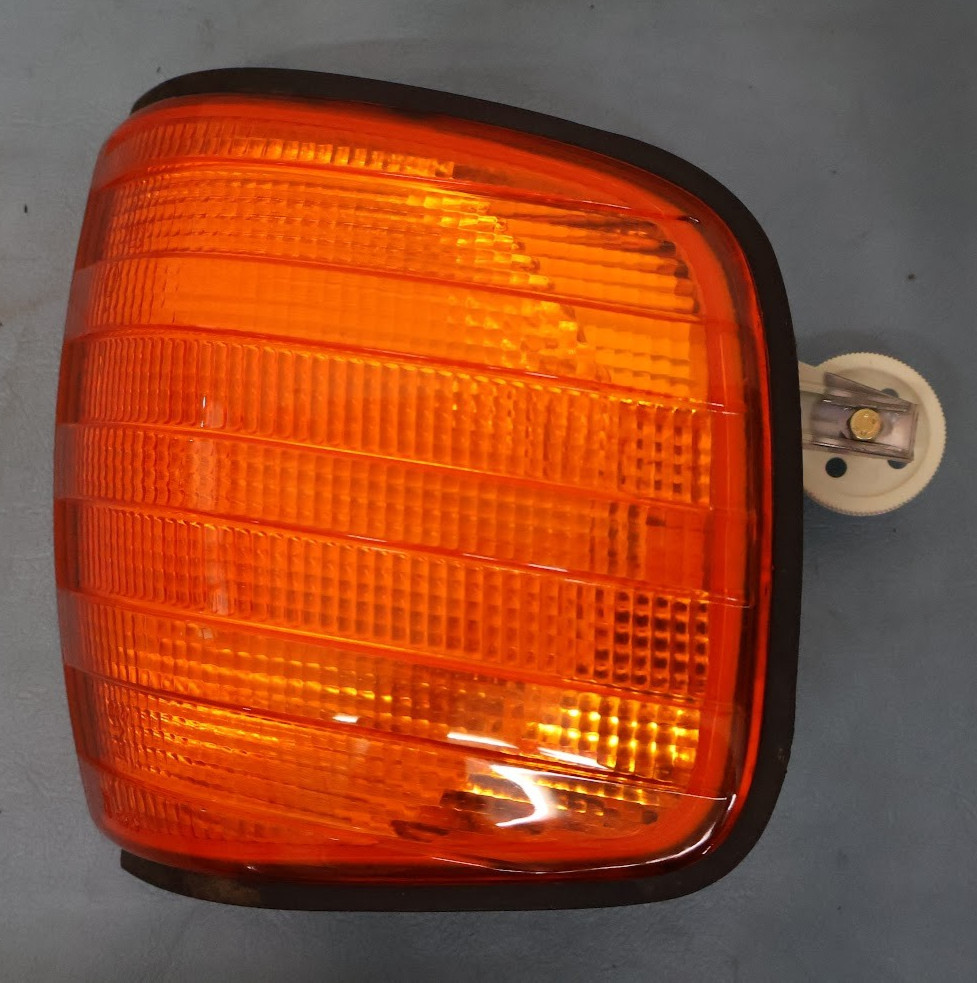 Bosch Front RH Turn Signal Light Assy - 1 305 233 921 - For MBZ W126 126.033