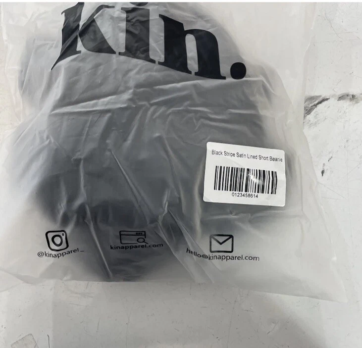 Gorro corto forrado satinado a rayas negro  Foto 4 de 4