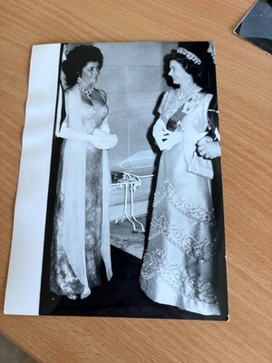 Ein Original Vintage TV Times Werbedruck von Elizabeth Taylor mit der Queen.