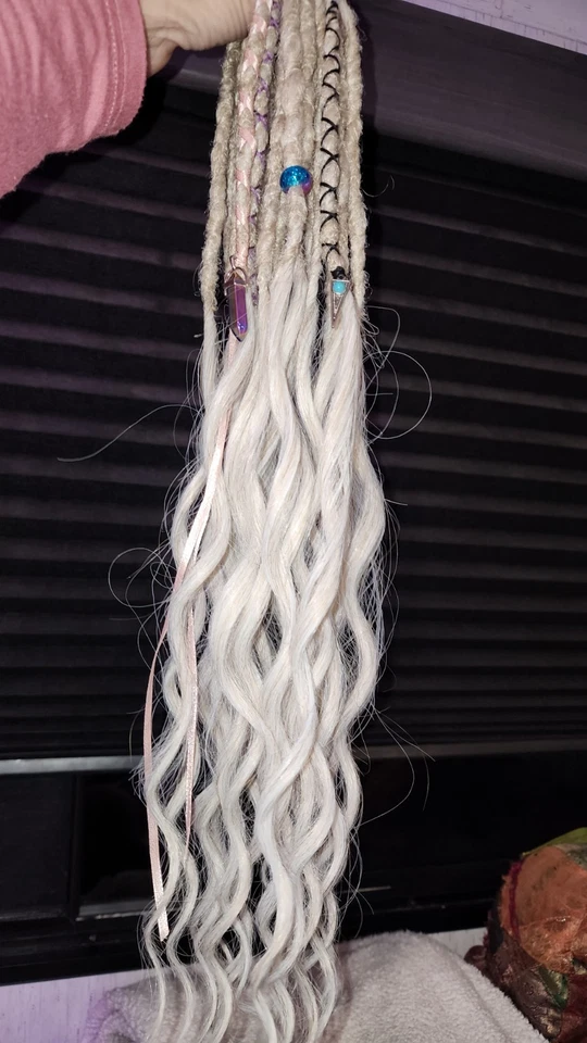 ¡RASTAS! Extensiones de cabello Opal Rainbow y rastas cepillables con dijes SIN TRENZAS Foto 3 de 3