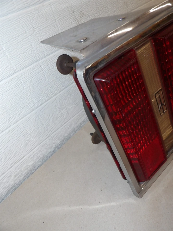 LH DRIVERS SIDE TAILIGHT ASSEMBLY LAMP OLDSMOBILE 欧米茄 1982 - 1984 铬边框 — 第 3/4 张图片