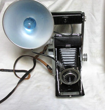 VINTAGE 1950s KODAK TOURIST CAMERA w/ FLASH  BULB