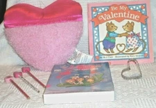 S353-NEW-Valentine Pillow wi Pocket, Jetson Cards, Book, 3 Pencils&Cookie Cutter