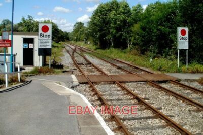 FOTO STOPPSCHILDER AM NORDRAND DES BAHNHOFS LLANDEILO DER BAHNHOF