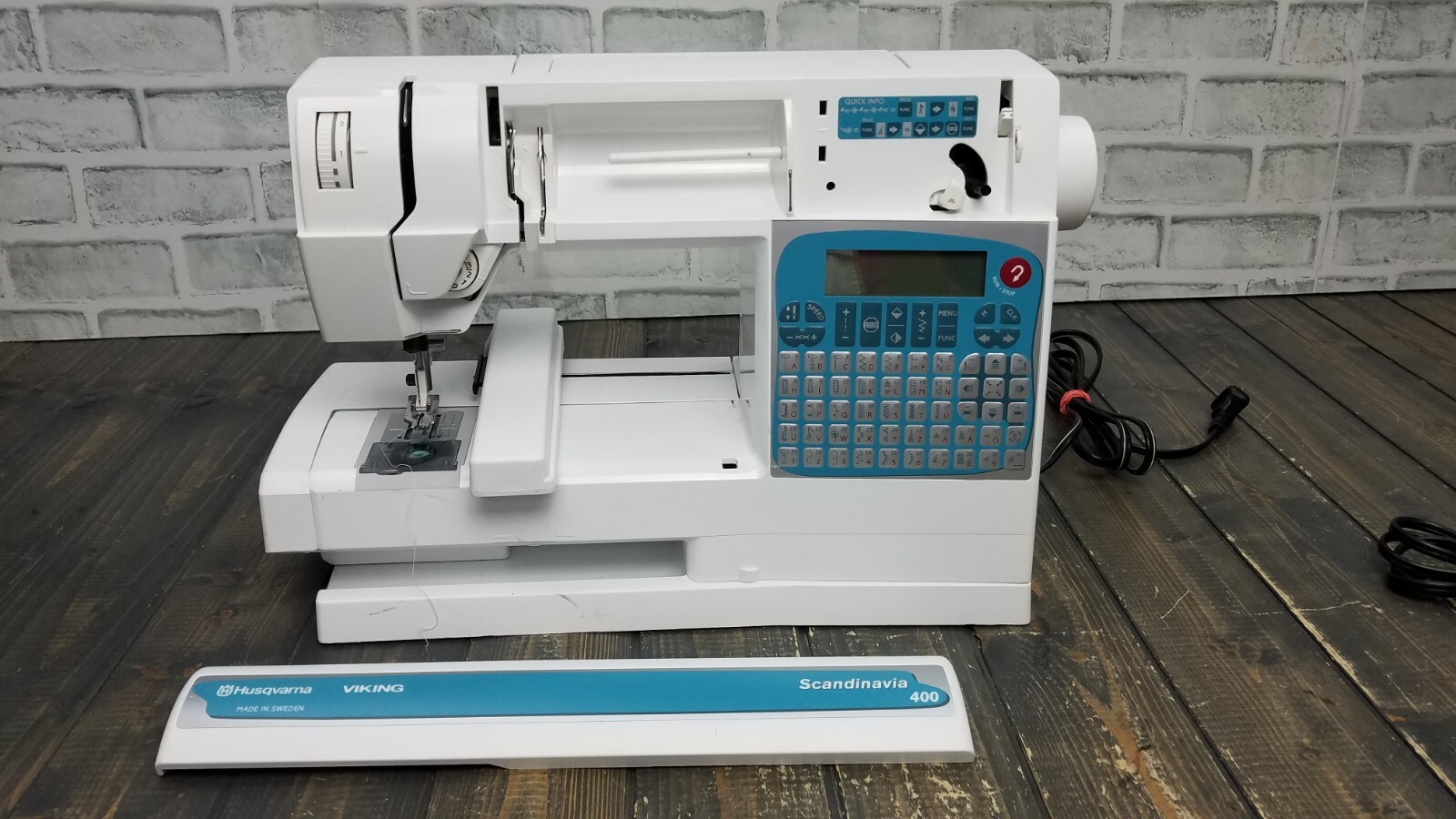 Husqvarna Viking Scandinavia 400 Sewing Machine Made in Sweden **READ