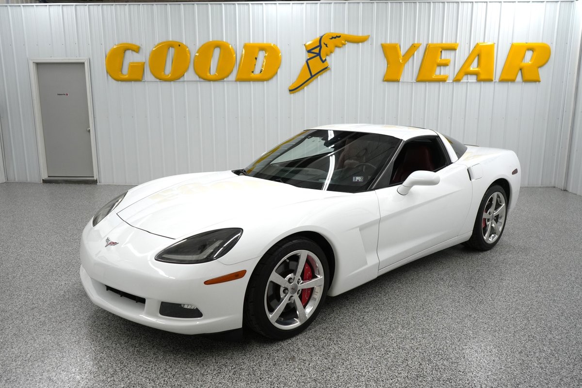 2005 Arctic White Chevrolet Corvette   | C6 Corvette Photo 3