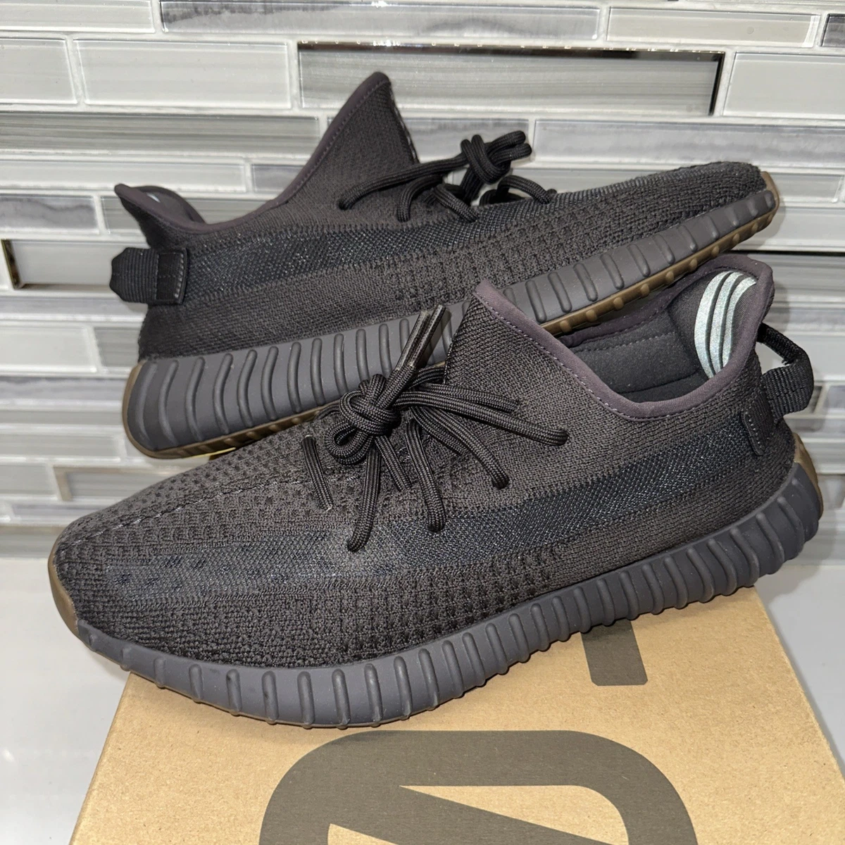 YEEZY BOOST 350 V2 ブラック & YEEZY SLIDE Yeezy Boost 350 V2 Low Black Non-Reflective for Sale