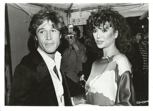 VICTORIA PRINCIPAL & ANDY GIBB - Photo originale de datation par Bik Press 1981 - Photo 1/1