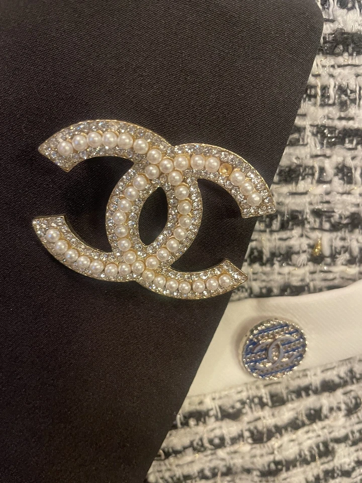 Conjunto de traje de tweed para mujer CHANEL. Venta al por menor $2650 (abierto a ofertas) Foto 2 de 4