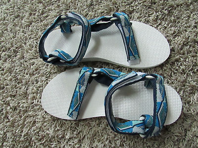 NEW TEVA UNIVERSAL SANDALS WOMENS 10 PYRAMID BLUE