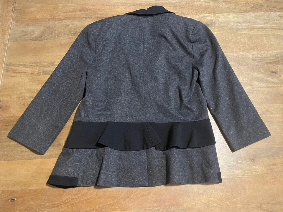 Blazer para mujer Anthropologie Cartonnier gris negro con un botón con volantes talla 4” Foto 4 de 4