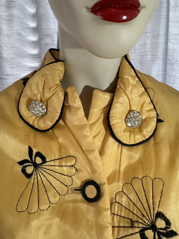 Chaqueta de cama dorada de los años 40 ropa de salón con ventiladores y pedrería S/M Foto 2 de 4